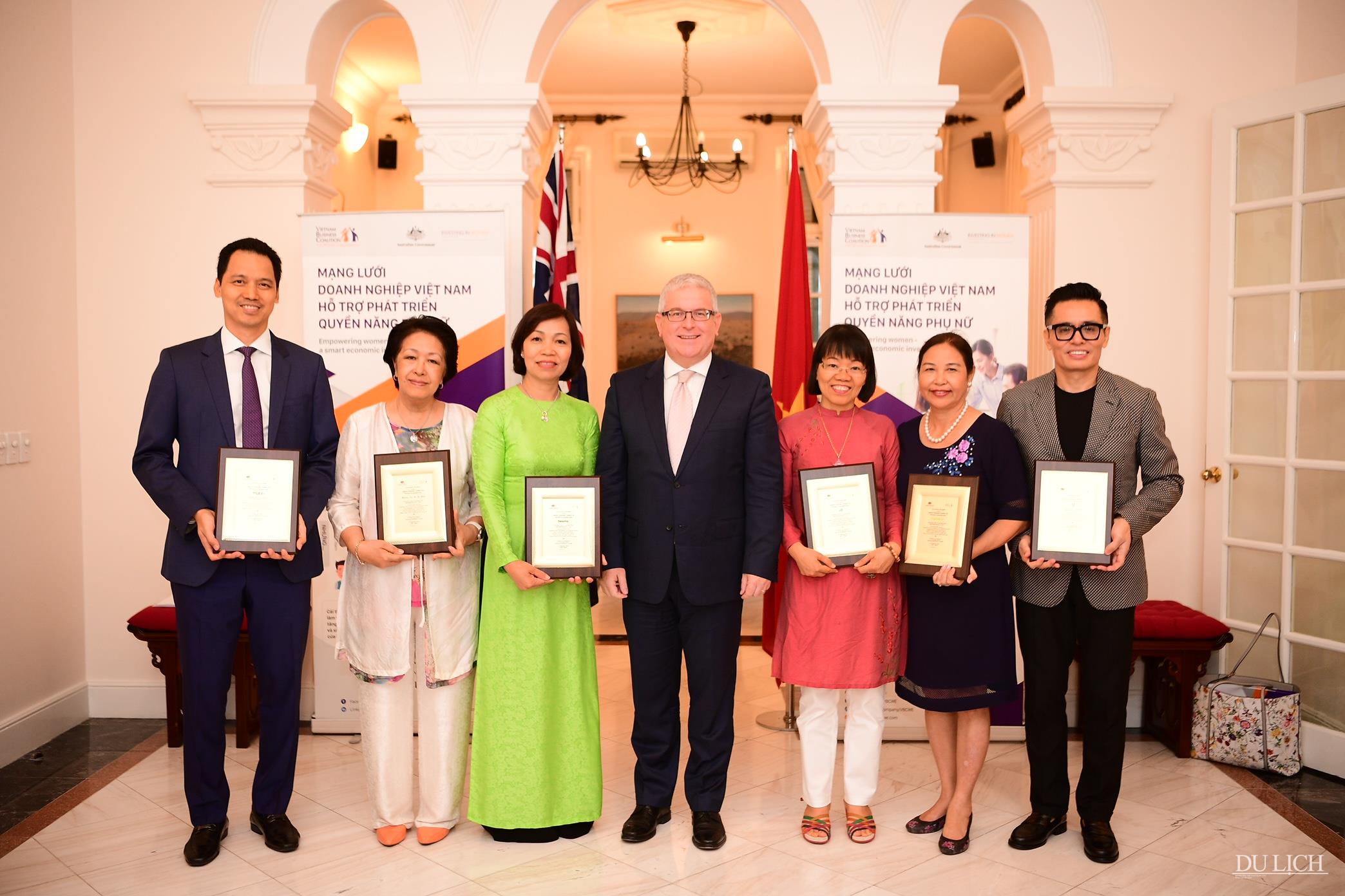 Ông Craig Chittick - Đại sứ Australia tại Việt Nam trao Bằng ghi nhận cam kết thúc đẩy bình đẳng giới cho các thành viên sáng lập của Mạng lưới VBCWE